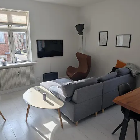 شقة Cozy 2 Bedroom Close To Train, City, And *